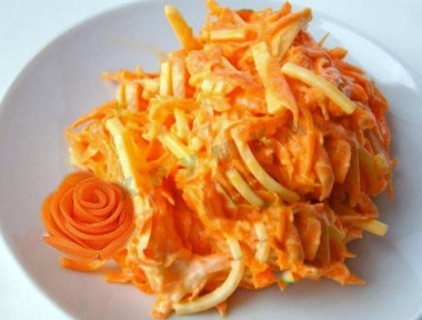 На закуску - салат морковь, твердый сыр, чеснок и майонез