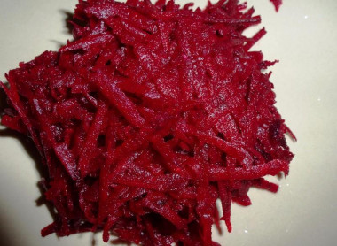 Рецепт - холодный борщ из свеклы с колбасой - Шаг 2 -  На терке трем свежую свеклу и отвариваем ее в 3-4 литрах воды до готовности.Остужаем.