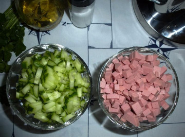 Рецепт - холодный борщ из свеклы с колбасой - Шаг 4 -  Смешивать все ингредиенты в кастрюле не стоит, лучше все хранить по отдельности в холодильнике.И смешивать в необходимых пропорциях уже в тарелке. К большим семьям, это не относится