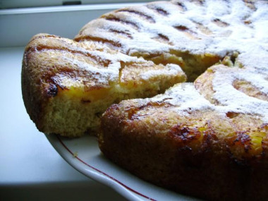 Шарлотка с вареньем в мультиварке