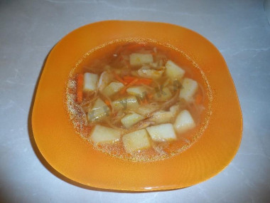 Суп с курицей и жареной лапшой-паутинкой