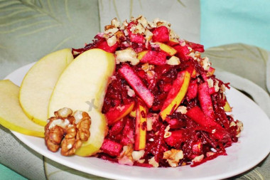Салат из свежей свеклы и яблок с грецкими орехами