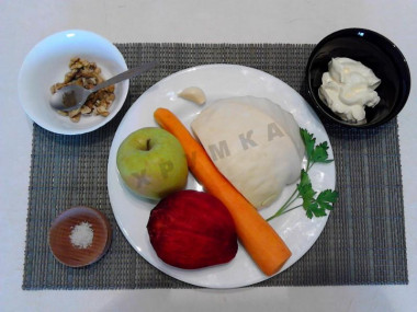 Рецепт - Салат с капустой, свеклой, морковью и майонезом - Шаг 1 - Приступим к приготовлению салата. Для этого капусту, морковь, яблоко, свёклу, чеснок вымоем и отчистим от кожуры. Грецкие орехи освободим от скорлупы и перегородок. Петрушку тщательно вымоем. Подготовим соль, черный молотый перец и майонез.