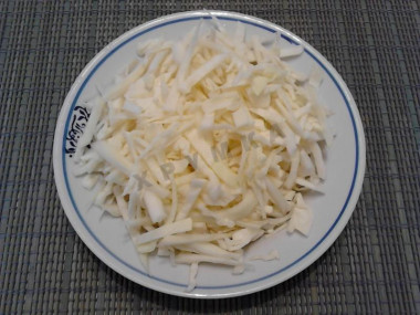 Рецепт - Салат с капустой, свеклой, морковью и майонезом - Шаг 2 -  Нарежем тонкими брусочками капусту.