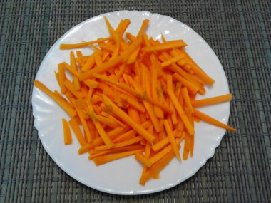 Рецепт - Салат с капустой, свеклой, морковью и майонезом - Шаг 3 -  Морковь мелко нашинкуем.