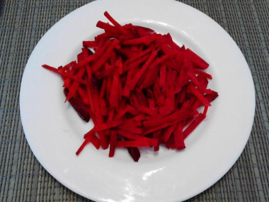 Рецепт - Салат с капустой, свеклой, морковью и майонезом - Шаг 4 -  Свёклу нарежем тонкими полосочками.