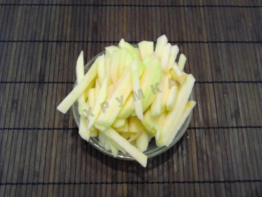 Рецепт - Салат с капустой, свеклой, морковью и майонезом - Шаг 5 -  Яблоко порежем брусочками.