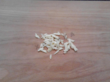 Рецепт - Салат с капустой, свеклой, морковью и майонезом - Шаг 6 -  Измельчим чеснок ножом.