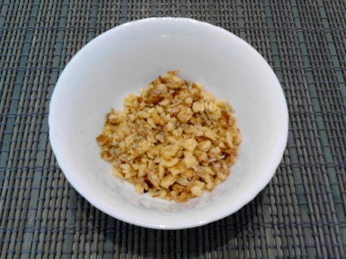 Рецепт - Салат с капустой, свеклой, морковью и майонезом - Шаг 7 -  Грецкие орехи измельчим с помощью ступки или скалки.