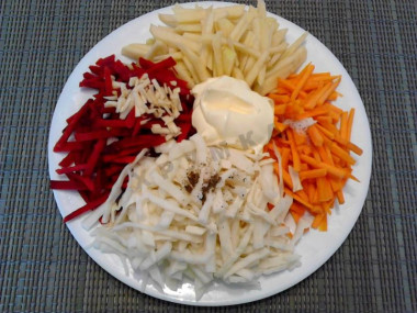 Рецепт - Салат с капустой, свеклой, морковью и майонезом - Шаг 8 -  Смешаем вместе свёклу, морковь, яблоко, капусту, чеснок, соль, перец и майонез.