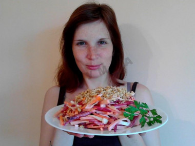 Рецепт - Салат с капустой, свеклой, морковью и майонезом - Шаг 9 -  Выкладываем салат на блюдо, присыпаем грецкими орехами и украшаем веточкой петрушки. Оставляем компоненты салата пропитаться на 10-15 минут. Салат с капустой и свёклой готов. Приятного аппетита!