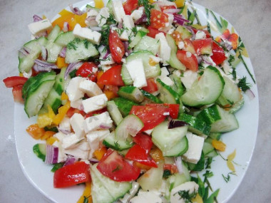 Рецепт - Салат с адыгейским сыром - Шаг 8 -  Все ингредиенты перемешиваем, солим, добавляем оливковое масло