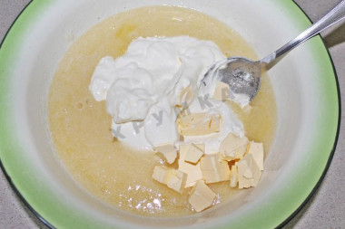 Рецепт - Торт Улыбка негра - Шаг 3 -  Добавляем кефир или сметану, а также размягченное сливочное масло. Хорошо перемешиваем.