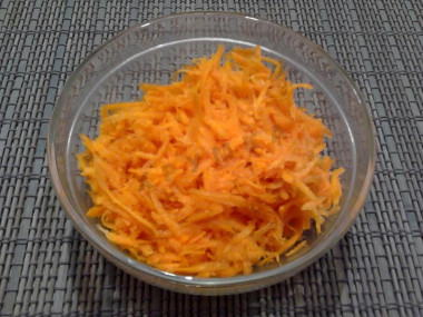 Рецепт - Салат со свиной печенью и морковью - Шаг 2 -  Морковь натрем на средней терке.