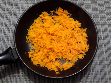 Рецепт - Салат со свиной печенью и морковью - Шаг 3 -  Обжариваем морковь на подсолнечном масле.