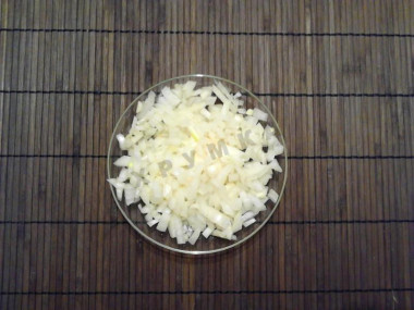 Рецепт - Салат со свиной печенью и морковью - Шаг 4 -  Лук мелко нарезаем.