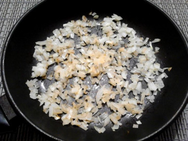 Рецепт - Салат со свиной печенью и морковью - Шаг 5 -  На подсолнечном масле зажариваем лук до золотистого цвета.