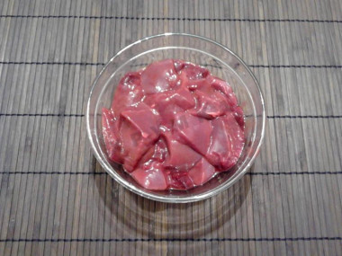 Рецепт - Салат со свиной печенью и морковью - Шаг 6 -  Печень нарезаем на кусочки. Обязательно удаляем из печени все пленочки, иначе она будет иметь горький вкус. Сырую печень достаточно сложно нарезать на мелкие кусочки, поэтому можно нарезать более крупными кусками, а сделать их желаемого размера уже после жарки. И не стоит забывать, что печень ужаривается.