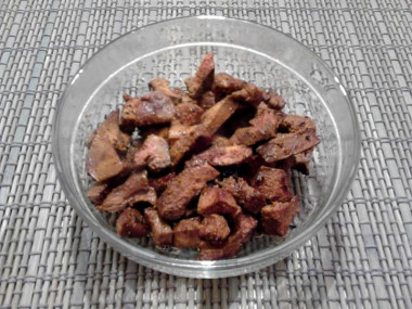 Рецепт - Салат со свиной печенью и морковью - Шаг 7 -  Обжариваем свиную печень на среднем огне, пока из нее не перестанет выделяться кровь. Не стоит пережаривать печень, иначе она станет жесткой.