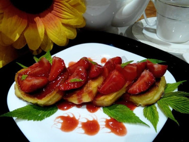 Сырники с клубникой и клубничным сиропом