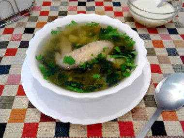 Зеленые щи с крапивой, курицей и щавелем и яйцом