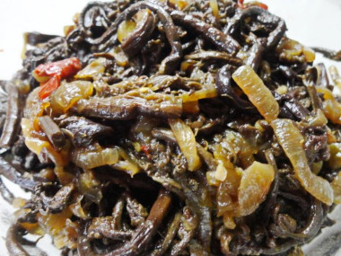Салат из папоротника с кунжутным маслом и соевым соусом