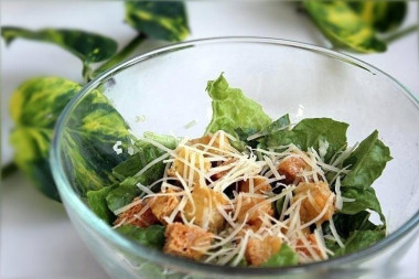 Цезарь без курицы с сухариками салат
