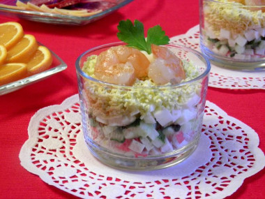 Порционный салат с жареными креветками и крабовыми палочками