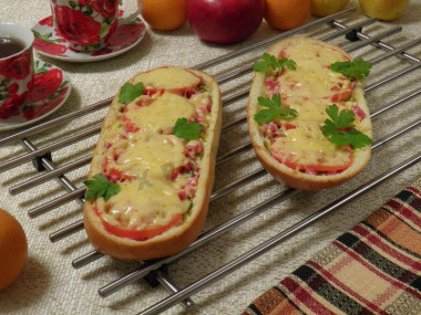 Ленивая пицца с копченой колбасой и маринованными огурцами