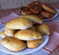 Пирожки дрожжевые с начинкой из сушеных грибов с луком