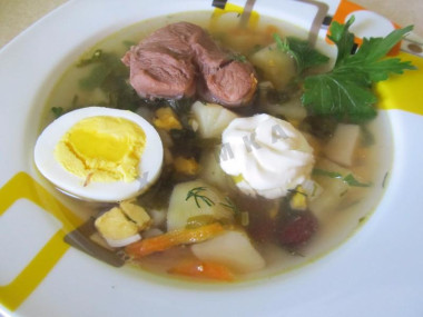 Зеленый борщ с крапивой щавелем и яйцом на мясном бульоне