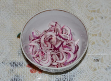 Рецепт - Салат Тбилиси с говядиной и консервированной фасолью - Шаг 3 - . Говядину предварительно я сварила до готовности (1,5 часа) в подсоленной воде. Консервированную (можно взять сырую и сварить до готовности) фасоль нужно откинуть на дуршлаг, промыть холодной кипяченой водой, оставить на время, чтобы лишняя жидкость стекла. Грецкие орехи обжарить до золотистого оттенка на сковороде.