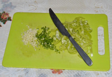 Рецепт - Салат Тбилиси с говядиной и консервированной фасолью - Шаг 4 -  Красный лук нарезать тонкими полукольцами.