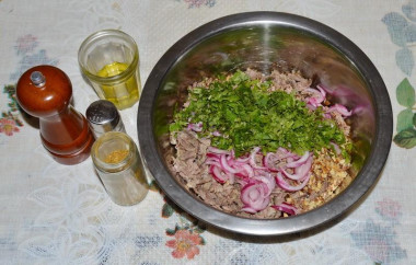 Рецепт - Салат Тбилиси с говядиной и консервированной фасолью - Шаг 8 -  Нарубить средне грецкие орехи, соломкой нарезать мясо.