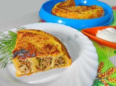 Пирог из слоеного теста в мультиварке с мясным фаршем