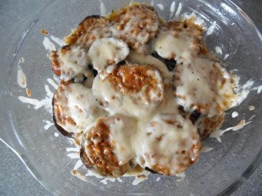 Баклажаны и кабачки с сыром в микроволновке
