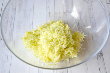 Рецепт - Блинчики из кабачков - Шаг 2 -  Кабачок помойте, обсушите бумажными полотенцами. Молодые плоды очищать от кожицы не обязательно. Более старые, зрелые плоды очистите от кожицы, разрежьте и удалите семена. Натрите на средней терке. Откиньте на сито. Поставьте на поддон. Слегка отожмите и вылейте выделившийся в поддон сок. Выложите в миску.