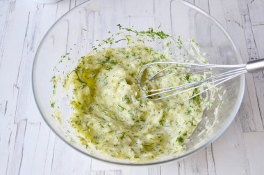 Рецепт - Блинчики из кабачков - Шаг 4 -  В кабачковое пюре добавьте яйцо, перемешайте до однородности.