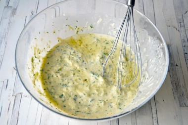 Рецепт - Блинчики из кабачков - Шаг 7 -  Влейте в тесто рафинированное растительное масло. Посолите и поперчите по вкусу. Перемешайте до однородности.