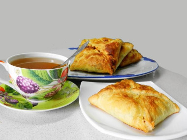Слоеные конвертики с курицей и грибами