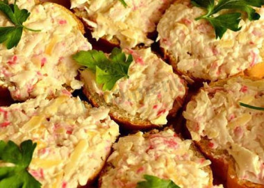 Бутерброды с крабовыми палочками,  сыром и сметаной
