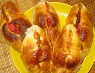 Булочки из сдобного теста с клубникой