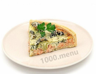 Пирог с лососем и брокколи