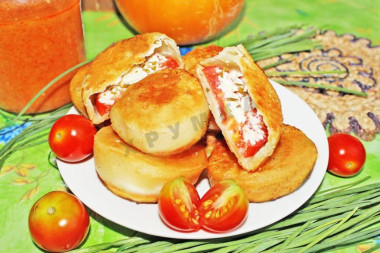 Пирожки бомбочки с помидорами и сыром