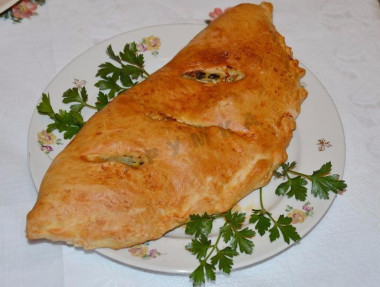 Закрытая пицца кальцоне с курицей и грибами