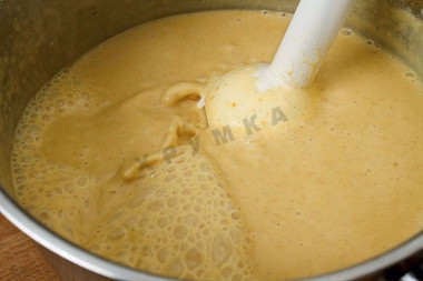 Рецепт - Суп из красной чечевицы с мятой - Шаг 4 -  Аккуратно переправить смесь со сковороды в кастрюлю и перемешать. Посолить и поперчить. Если хочется настоящего турецкого вкуса, перца можно положить и побольше, но чайной ложки будет более чем достаточно. Снять кастрюлю с плиты. Добавить сливки и осторожно взбить суп ручным блендером, чтобы он превратился в густое пюре.