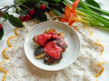 Манные клецки с вишневым соусом