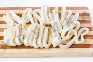 Рецепт - Кальмары в пивном кляре - Шаг 2 -  Размороженные кальмары очиститьВ воду кладем соль (должен получиться крепкий рассол), перец, лавровый листКак только вода закипела кладем кальмары, варим ровно 2 минуты. Вытащить и обдать холодной водой. Нарезать кальмары кольцами