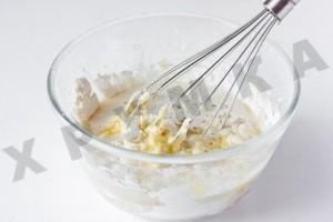 Рецепт - Кальмары в пивном кляре - Шаг 3 -  Для кляра: Взбить яйца, постепенно всыпать муку(взбивая), добавить пиво и чуток солиКляр должен быть достаточно густой как сметана! Все хорошо взбить