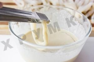 Рецепт - Кальмары в пивном кляре - Шаг 4 -  Разогреть масло в сковороде, масло должно хотя бы на половину закрывать кальмары. Кальмары кладем в кляр, перемешиваем и начинаем класть к кипящее масло! Обжарить с двух сторон